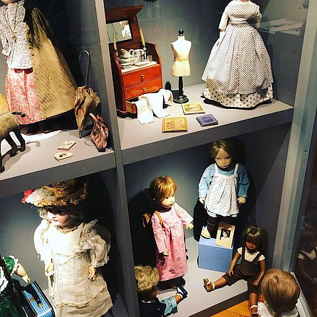 un'altra delle innumerevoli vetrinette del museo...