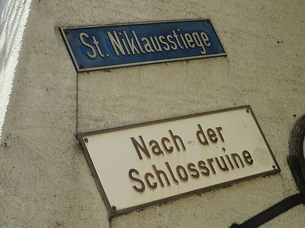 ...da qui si sale alle rovine del castello di Stein...